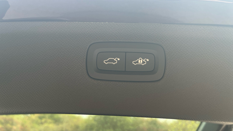 Volvo XC90 2.0 T8 PHEV Ultra Dark 5dr AWD Geartronic Estate